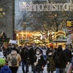 Ambiente en el mercadillo de Dortmund (Alemania), uno de los pocos que ha abierto en el país y que solo permite entrar a vacunados o recuperados de la infección