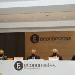 De izquierda a derecha: Agustín Fernández, presidente del REAF-CGE; Juan José Rubio, catedrático de la UCLM; Valentín Pich, presidente del Consejo General de Economistas; y Carmen Jover, vocal del Consejo Directivo del REAF-CGE.