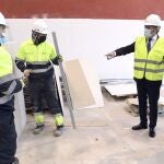 Visita del presidente de la Cámara de Comercio de Burgos, Antonio Méndez Pozo, y el presidente de la Fundación Laboral de la Construcción de Castilla y León, Javier Vega Corrales, al curso de "Mantenimiento de edificios"