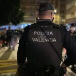 Agente de Policía Local de València durante los controles contra el botellón