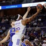 Yabusele se dispone a anotar una bandeja ante la defensa de Sorkin