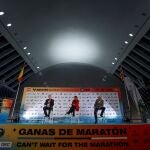 El presidente de la S.D. Correcaminos y director de carrera, Paco Borao (i), el director de la Fundación Trinidad Alfonso, Juan Miguel Gómez (d), y la concejala de Deportes del Ayuntamiento de Valencia, Pilar Bernabé (c)