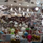 Un hombre pasa frente a una tienda de iluminación en Zaragoza