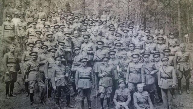 Franco, en el centro de la primera fila, en el monte de La Esperanza (Tenerife) días antes del 18 de julio