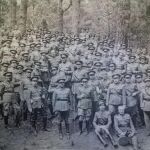 Franco, en el centro de la primera fila, en el monte de La Esperanza (Tenerife) días antes del 18 de julio