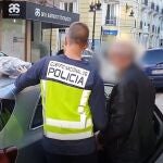 Agentes de la Policía Nacional han detenido a un hombre de 62 años por presuntamente matar a su mujer en diciembre del pasado año en Mislata (Valencia) y, posteriormente, provocar un incendio en la vivienda para ocultar los hechos.03/12/2021