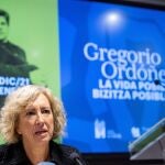La viuda de Gregorio Ordóñez y presidenta de la fundación que lleva su nombre, Ana Iribar, durante la presentación el pasado viernes en Vitoria de una exposición sobre la vida del político guipuzcoano asesinado por ETA.