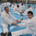 Cristian y otros usuarios en el taller de kárate en el centro San Juan de Dios de Ciempozuelos