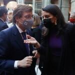 El alcalde de Madrid, José Luis Martínez-Almeida y la portavoz de Vox, Rocío Monasterio, esta mañana, en la Real Casa de Correos