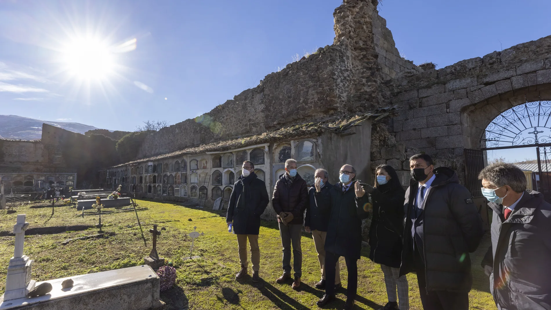 El consejero de Cultura y Turismo, Javier Ortega; el presidente de la Diputación de Ávila, Carlos García; y el alcalde de Piedrahíta, Federico Martín Blanco; firmaron un protocolo para la conservación del patrimonio cultural de esta localidad abulense, como las ruinas del convento de Santo Domingo (s. XIV).