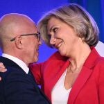 La presidenta de la región parisina de Île de France y ganadora de las primarias del partido de derechas 'Les Republicains' para las elecciones presidenciales francesas de 2022, Valerie Pecresse, habla con el segundo clasificado, Eric Ciotti, ayer