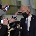 El presidente Joe Biden habla con los periodistas en la Casa Blanca, este viernes