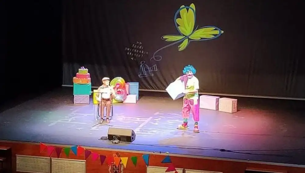 Programación infantil con payasos en un acto a favor de la amnistía