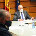El consejero de Agricultura, Ganadería y Desarrollo Rural, Jesús Julio Carnero, preside la reunión con los productores, industria y distribución