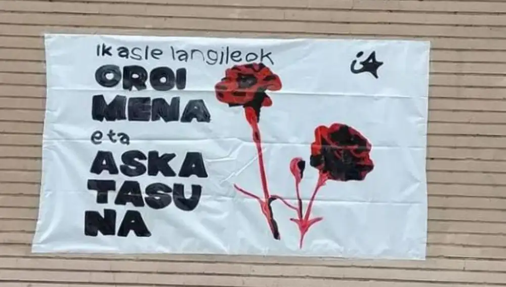 Cartel que Ikasle Abertzaleak donde se puede leer "Memoria y Libertad"-en honor a los etarras muertos el día del Gudari Eguna- se colocaron dentro del recinto de un instituto