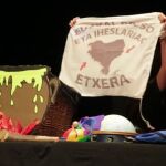 Acto en la Casa de la Cultura de Burlada con programación infantil donde se mostró la bandera que reclama el fin de la dispersión de los presos de ETA