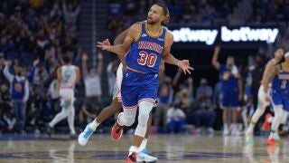 Stephen Curry, despu&eacute;s de anotar un triple ante los Spurs