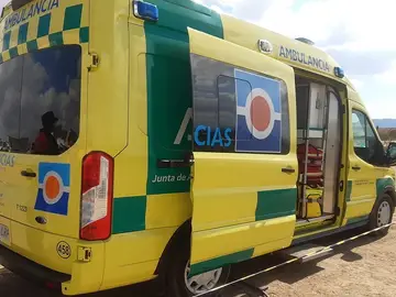 Ambulancia en una intervención. 112 ANDALUCÍA Ambulancia en una intervención. 112 ANDALUCÍA