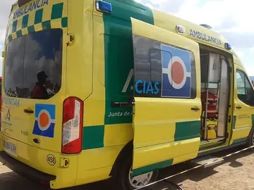 Ambulancia en una intervención. 112 ANDALUCÍA Ambulancia en una intervención. 112 ANDALUCÍA