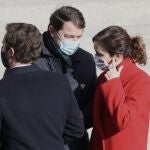 El presidente de la Junta, Alfonso Fernández Mañueco, conversa con la presidenta madrileña Isabel Díaz Ayuso en presencia de Pablo Casado, tras el acto por el Día de la Constitución