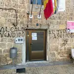 Pintadas contra el alcalde Castrillo Mota de Judíos en la fachada de este ayuntamiento burgalés