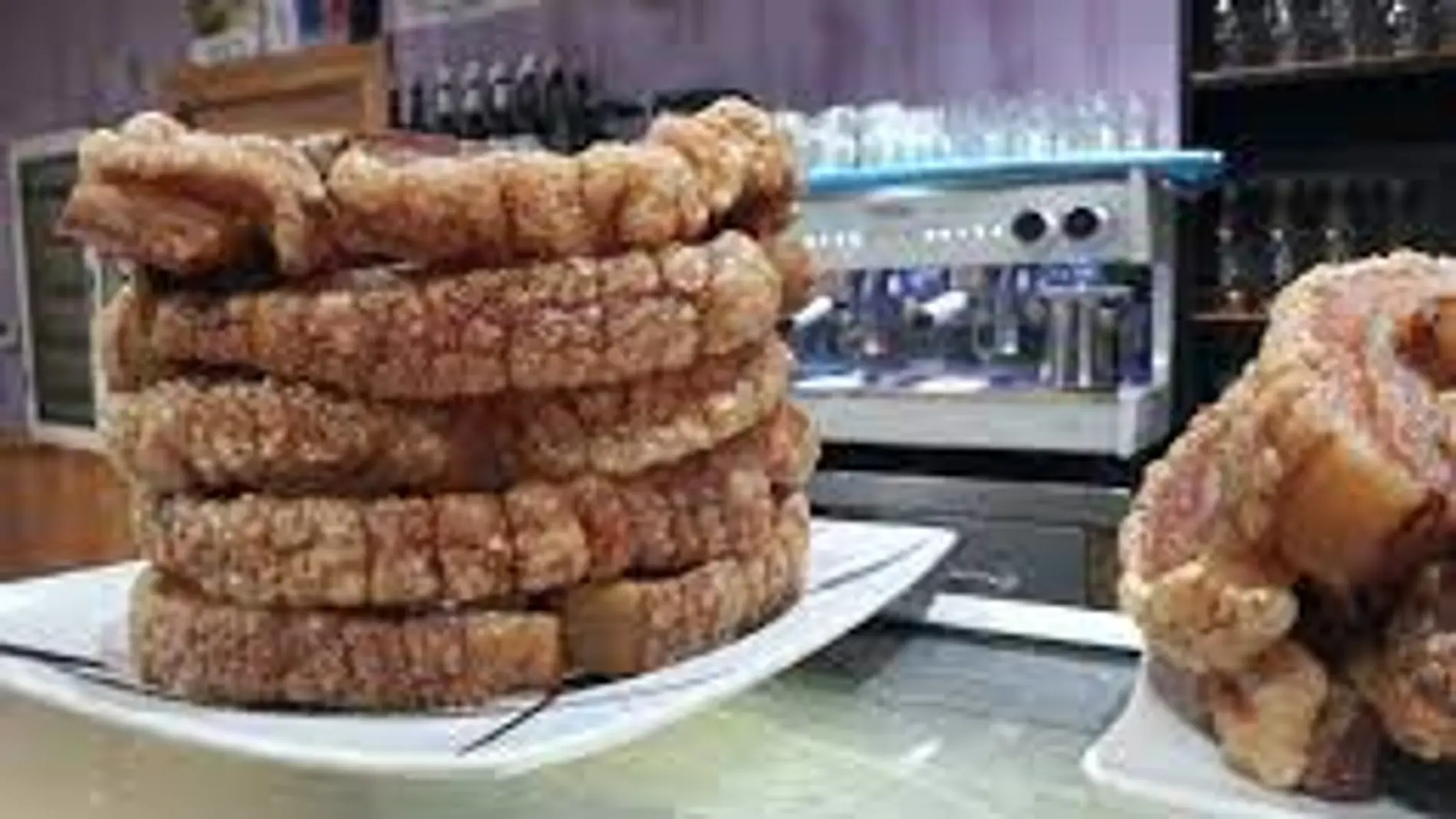 Torreznos de Soria en una barra de bar