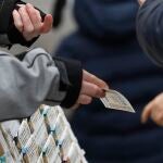 Una personas compra un décimo de lotería de Navidad a una vendedora ambulante cuando quedan menos de tres semanas para el Sorteo Extraordinario de la Lotería de Navidad, a 7 de diciembre de 2021, en Madrid (España). Como cada año, la Lotería de Navidad se celebra el próximo 22 de diciembre en el Colegio de San Ildefonso. Este año el sorteo repartirá un total de 2.408 millones de euros, la misma cantidad que el año anterior. El primer premio, denominado ‘El Gordo’, será de 400.000 euros.07 DICIEMBRE 2021;PREMIO;22 DE DICIEMBRE;NAVIDAD;SORTEO DE NAVIDAD;BOLETOS;NUMEROS;LOTERIA;DINEROEduardo Parra / Europa Press07/12/2021