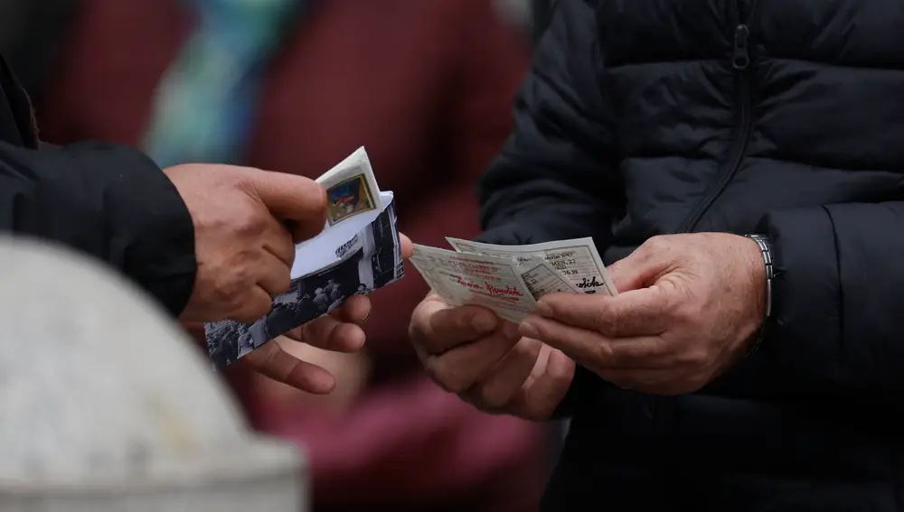 Una persona con varios décimos de lotería de Navidad cuando quedan menos de tres semanas para el Sorteo Extraordinario de la Lotería de Navidad | Eduardo Parra / Europa Press