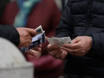 Una persona con varios décimos de lotería de Navidad cuando quedan menos de tres semanas para el Sorteo Extraordinario de la Lotería de Navidad | Eduardo Parra / Europa Press Una persona con varios décimos de lotería de Navidad cuando quedan menos de tres semanas para el Sorteo Extraordinario de la Lotería de Navidad | Eduardo Parra / Europa Press