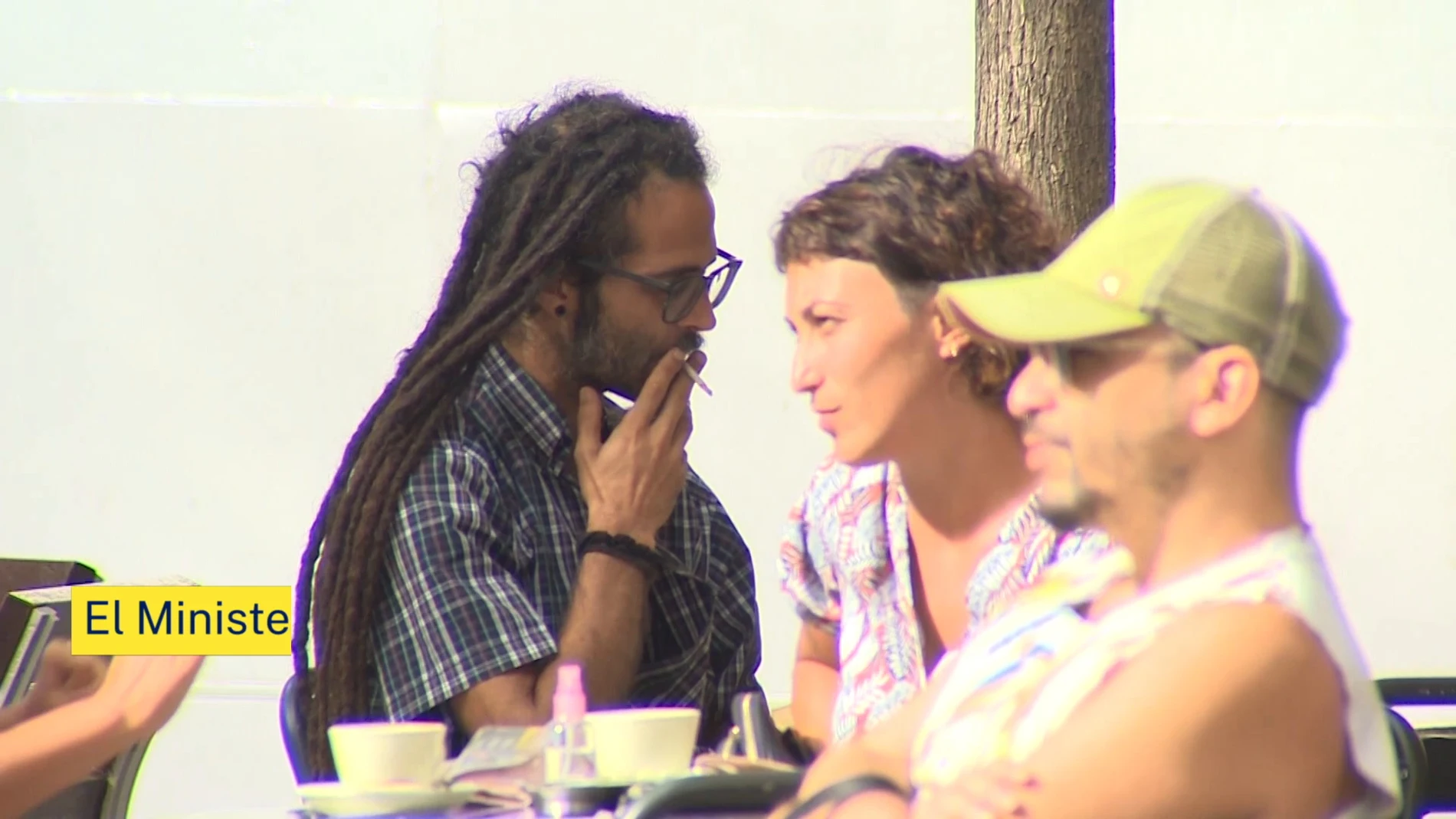 Sanidad prohibirá fumar en el coche, terrazas y playas, y subirá los impuestos al tabaco
