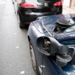 Una docena de vehículos sufren daños esta madrugada en la avenida de Nocedo de León