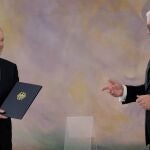 El presidente alemán, Frank-Walter Steinmeier, entrega a Olaf Scholz la carta de nombramiento como noveno canciller alemán desde la Segunda Guerra Mundial
