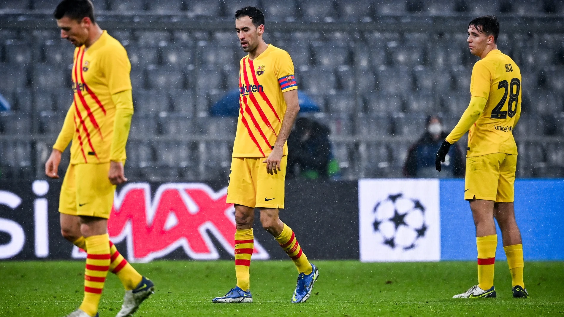 Busquets, Lenglet y Nico, hundidos al final del partido contra el Bayern Múnich
