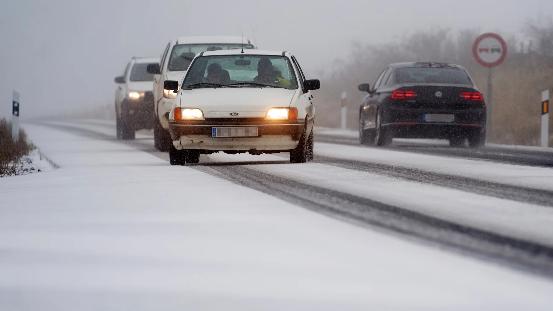 Vehículos circulan con dificultad en Ávila por la nieve caída en las últimas horas