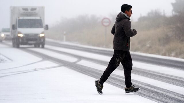 Vehículos circulan con dificultad por la carretera CL-505 en Ávila por la nieve caída en las últimas horas