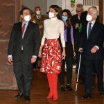La reina Letizia a su llegada al acto central del 75º aniversario de UNICEF. Desafío para la infancia en la era post covid en el CaixaForum Madrid, a 09 de diciembre de 2021, en Madrid (España).