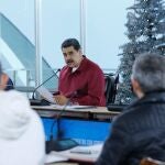 AME3242. CARACAS (VENEZUELA), 08/12/2021.- Fotografía cedida por la oficina de Prensa de Miraflores que muestra al presidente de Venezuela, Nicolás Maduro (c), durante un encuentro con gobernadores y alcaldes chavistas, hoy, en Caracas (Venezuela). Maduro reclamó este miércoles a los alcaldes y gobernadores oficialistas elegidos en las elecciones del pasado 21 de noviembre que cambien sus métodos políticos y sus formas de ejercer el poder. EFE/ Prensa Miraflores SÓLO USO EDITORIAL/SÓLO DISPONIBLE PARA ILUSTRAR LA NOTICIA QUE ACOMPAÑA (CRÉDITO OBLIGATORIO)