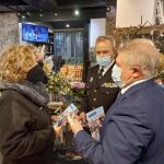 El delegado del Gobierno, José Vélez, y el jefe Superior de la Policía Nacional, Alfonso Navarro, informan sobre el Plan de Comercio Seguro a la propietaria de una floristería del centro de Murcia