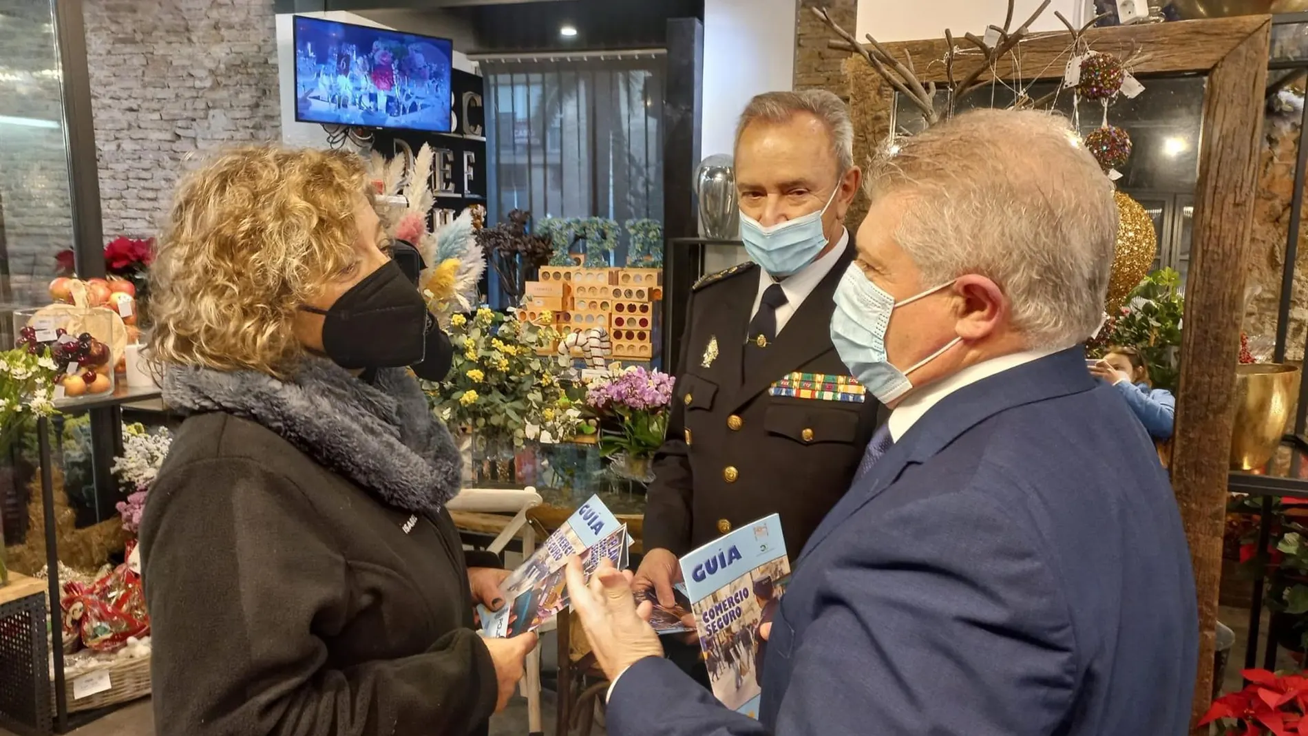 El delegado del Gobierno, José Vélez, y el jefe Superior de la Policía Nacional, Alfonso Navarro, informan sobre el Plan de Comercio Seguro a la propietaria de una floristería del centro de Murcia
