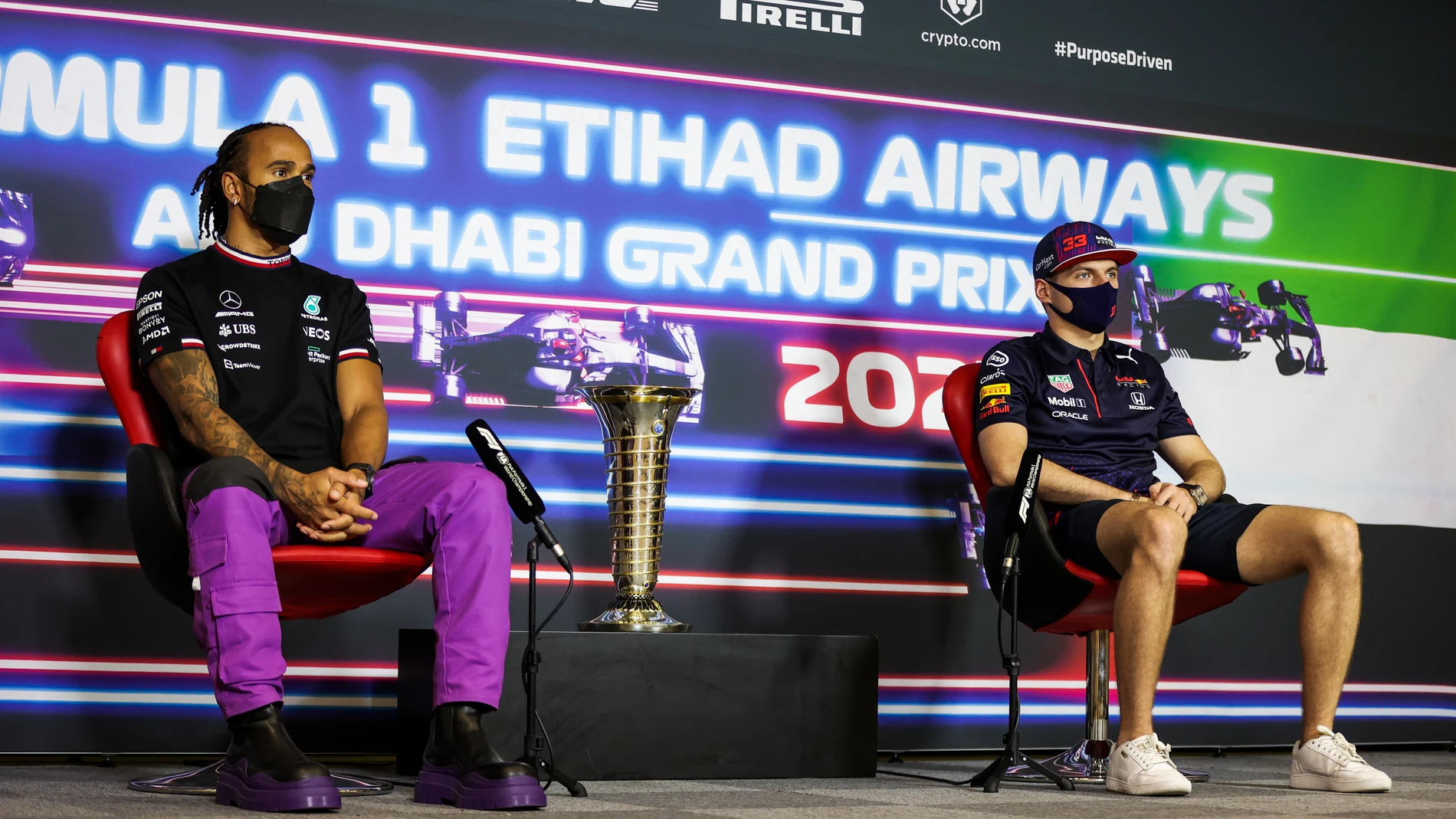 Lewis Hamilton y Max Verstappen, en plena conferencia de prensa en Abu Dabi