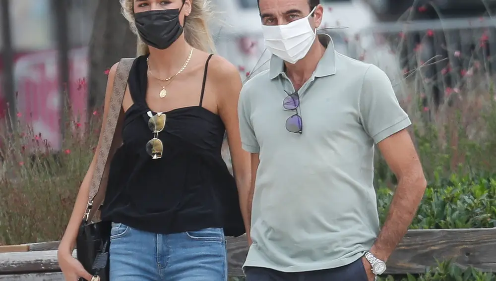 Enrique Ponce y Ana Soria por las calles de Nimes