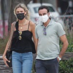 Enrique Ponce y Ana Soria por las calles de Nimes