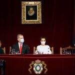 El rey Felipe VI (2i), la reina Letizia y la presidenta del Congreso, Meritxell Batet (i), y el director de la Real Academia de la Lengua Española, Santiago Muñoz Machado (d), durante el acto conmemorativo del septuagésimo aniversario de la Asociación de Academias de la Lengua Española al que asisten directores, presidentes y miembros de las academias de la lengua española de todo el mundo