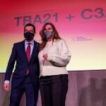 El presidente de la Junta, Juanma Moreno, y la presidenta de la Fundación Thyssen-Bornemisza Art Contemporary, Francesca Thyssen-Bornemisza, tras firmar el acuerdo que establece la colaboración para los próximos tres años. EFE /Rafa Alcaide