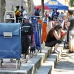 Colas de personas a la búsqueda de ayuda en Madrid