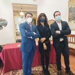 La concejala Ana Redondo, el presidente de la Asociación de la Prensa de Valladolid, Juan Martín, y Jesús Ángel García de Unicaja, leen el fallo del jurado del Premio Delibes