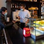 Un camarero escanea el código QR del certificado de vacunación de un cliente