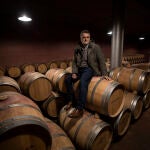 Jesús Puelles posa para LA RAZÓN en su bodega de Ábalos, en La Rioja