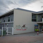 Una pintada en la fachada de la escuela 'Turó del drac', durante una manifestación contra el establecimiento de un 25% de castellano en las escuelas catalanas, frente a la escuela Turó del Drac. David Zorrakino / Europa Press
