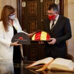 La presidenta del Parlament de Cataluña, Laura Borràs (i) entrega un obsequio al presidente de las Corts Valencianes, Enric Morera (d), durante su visita a la cámara catalana desde donde han mostrado su "sintonía" en la defensa de la "lengua propia" y el rechazo al "anticatalanismo"